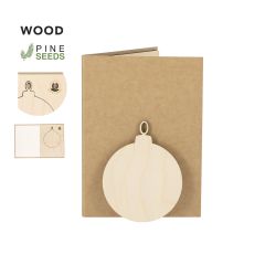 Originalt julkort av kraftpapper med julkula av trä och tallfrö