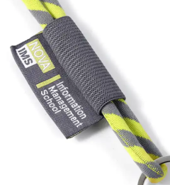 Nyckelband med vävda tygmärken