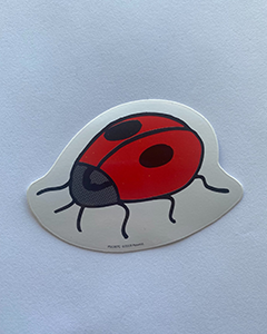 Nyckelpiga klistermärke - 75x55 mm Diecut specialform