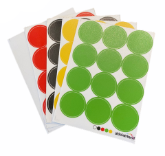 Färgade prickar med golvlaminering