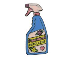 Fuckboi repellent pin på sprayflaska i blått och rosa design 30x13mm