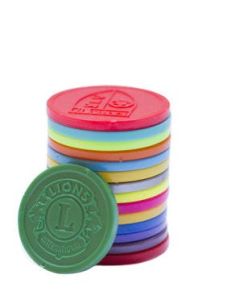 Präglade platspolletter i olika färger i en fin stapel