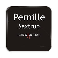 Namnskylt kvadratisk med rundade hörn. Svart med vit text och röd detalj