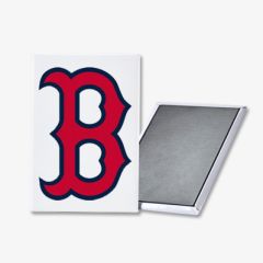 Fyrkantig kylskåpsmagnet , Motivet är ett rött B på vit botten. Bredvis syns baksidan på en annan magnet