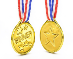 "Guld"-medaljer i plast med stjärnor och texten WINNER