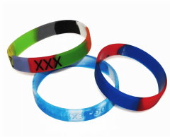 Blandade färger på silikonarmband - präglad logotyp/text