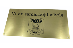 Skylt i imiteret metal