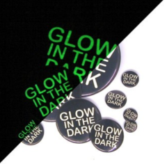 Slälvlysande reklamknappar. bilden har delats diagonalt och visar tydlig skillnad på hur knappen ser ut i ljus och i mörker