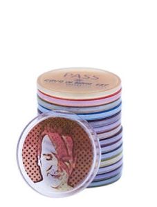 Genomskinliga spelmarker i stapel. En spelchip visar front så att transparensen tydligt framgår