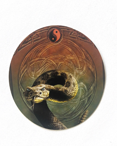 Orm med yin&yang - 80mm runt klistermärke